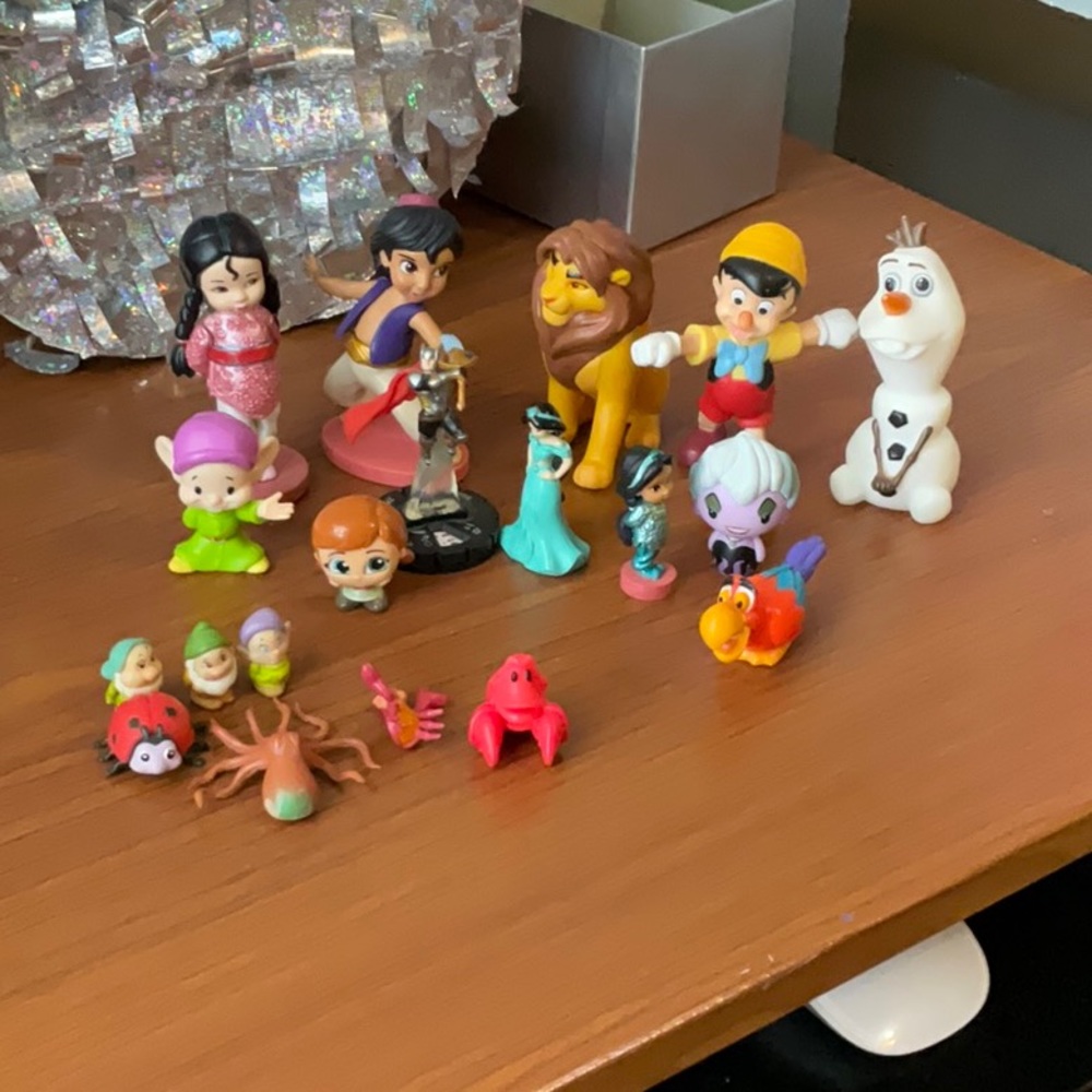 18 Disney Characters